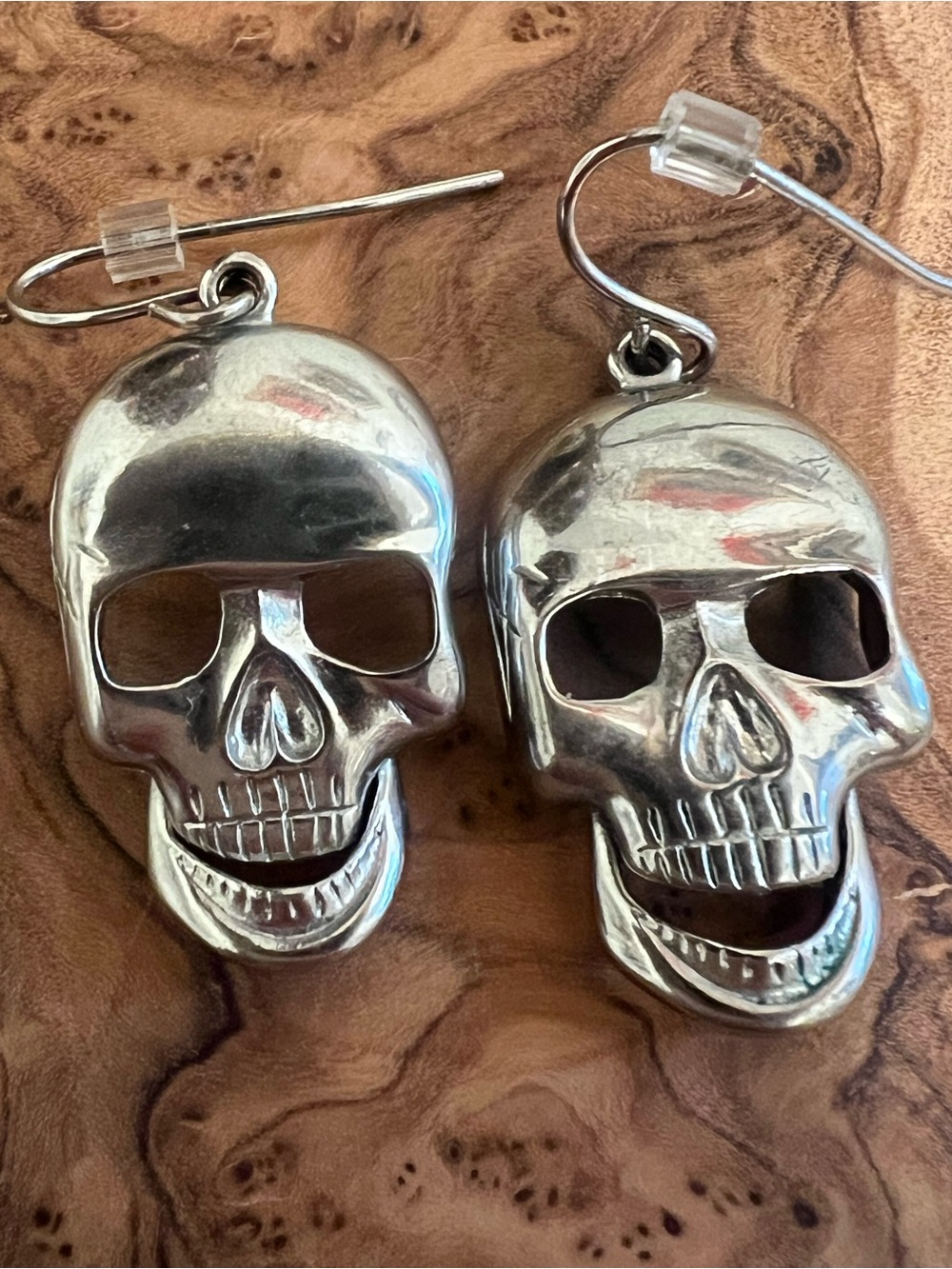 Silver Toned Skull Dangle Earrings with hinged jaws— Spooky!